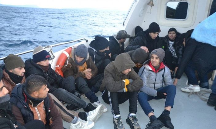 d İzmir'de 42 göçmen kurtarıldı