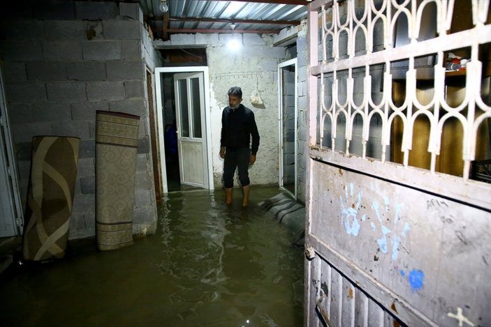Adana'da bazı evleri su bastı