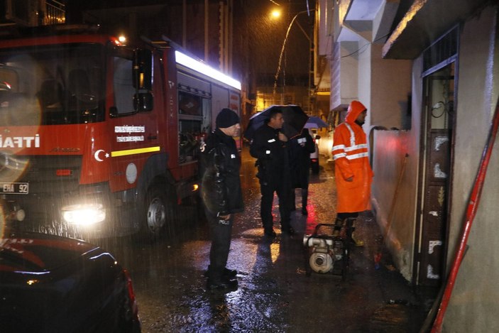 Adana'da sağanak yağış etkili oldu