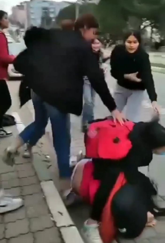 Bursa’da liseli kız öğrenciler tekme tokat kavga etti