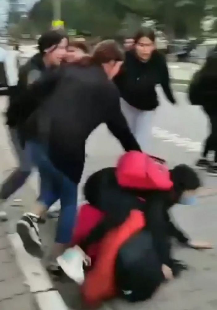 Bursa’da liseli kız öğrenciler tekme tokat kavga etti