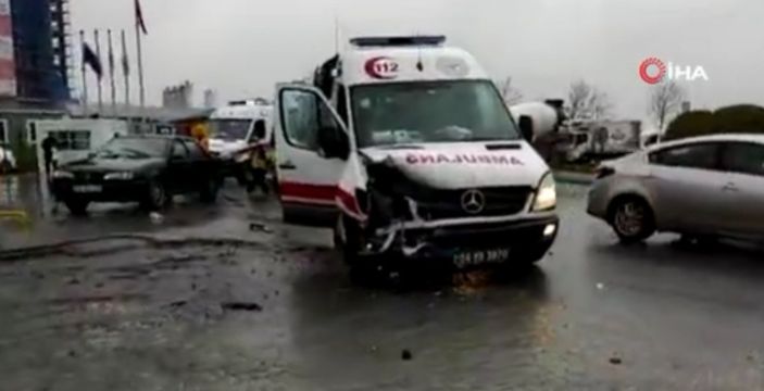 Başakşehir'de ambulans ile otomobil çarpıştı