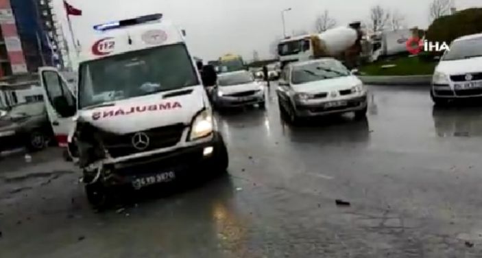 Başakşehir'de ambulans ile otomobil çarpıştı
