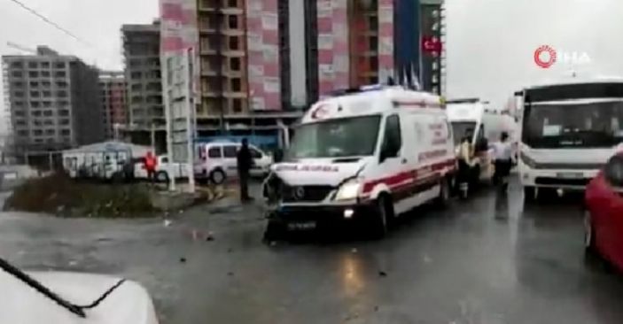 Başakşehir'de ambulans ile otomobil çarpıştı
