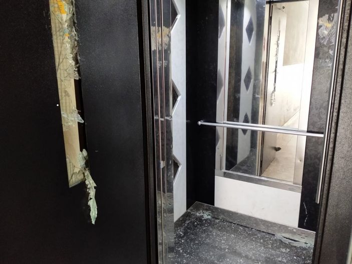 Antalya'da artan kiraya sinirlendi, canlı yayında ev duvarlarını satırla parçaladı