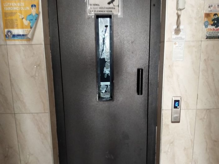 Antalya'da artan kiraya sinirlendi, canlı yayında ev duvarlarını satırla parçaladı