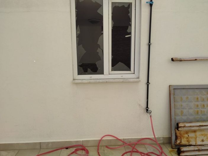 Antalya'da artan kiraya sinirlendi, canlı yayında ev duvarlarını satırla parçaladı