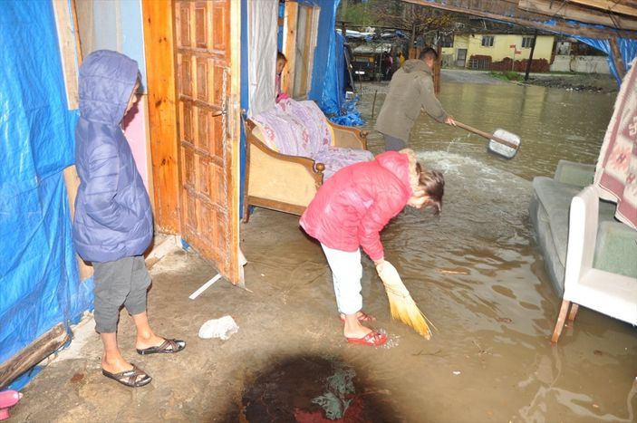 Muğla'da şiddetini arttıran sağanak yağış taşkınlara sebep oldu