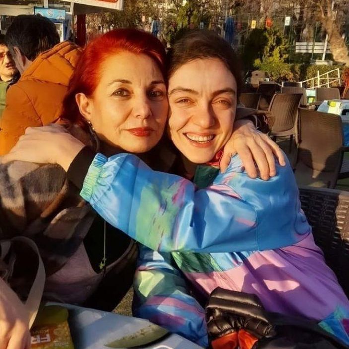 Masumlar Apartmanı Gülben'in annesi genç kızlara taş çıkarır! Kızıl saçlarıyla fırtına gibi esti...