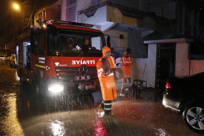 Adana'da sağanak yağış etkili oldu