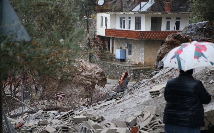 Alanya'da dağdan düşen kaya parçaları evi yıktı