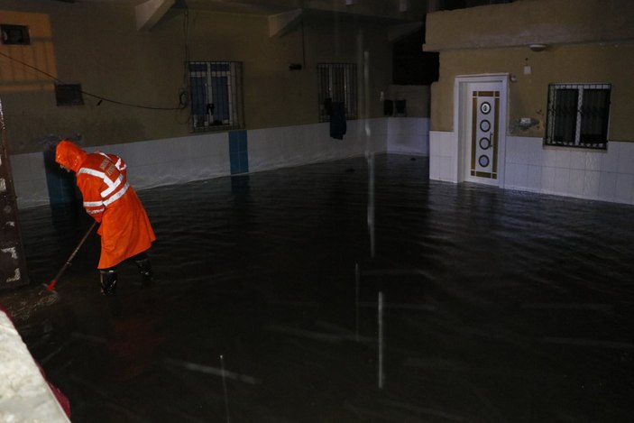 Adana'da sağanak yağış etkili oldu