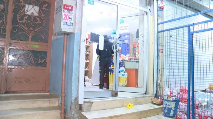 Esenyurt’ta kepenkleri indiren market sahibi olası bir saldırıyı önledi