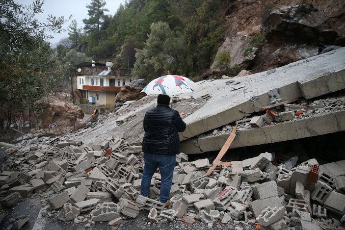 Alanya'da dağdan düşen kaya parçaları evi yıktı