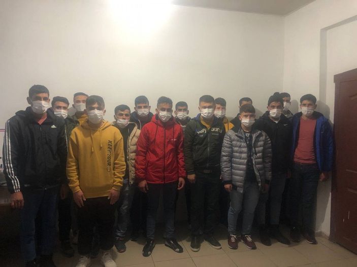 Van’da sahte pasaportlu 25 Afgan yakalandı