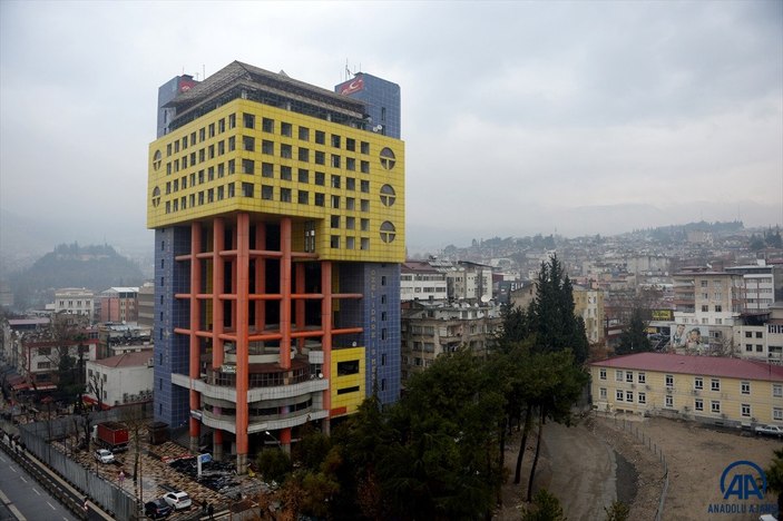 'Dünyanın en saçma binasının' yıkımı 3 ay sürecek