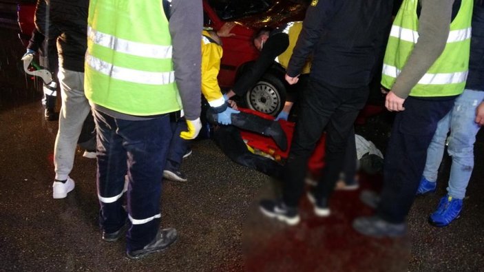 Bursa'da elektrik bakımı yapan işçilere otomobil çarptı: 6 yaralı