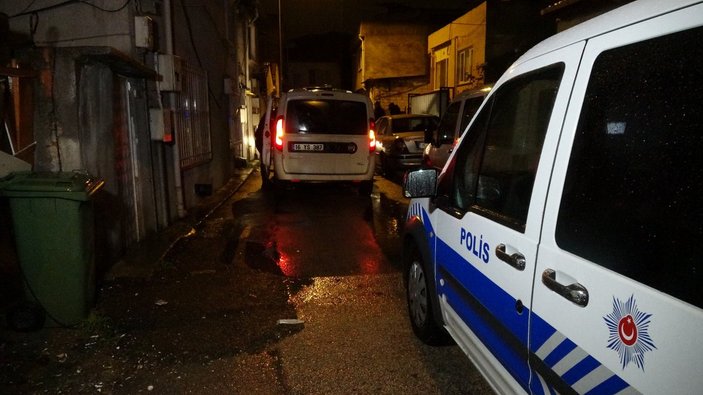 Bursa'da çalıntı aracı makas ile çalıştıran şüpheliler yakalandı