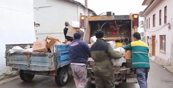 Sakarya’da evden 4 ton çöp çıkarıldı