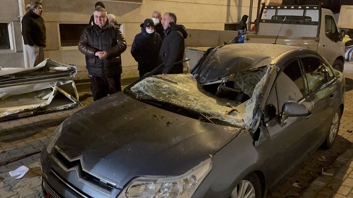 Kırklareli'nde çıkan fırtına çatıları uçurdu