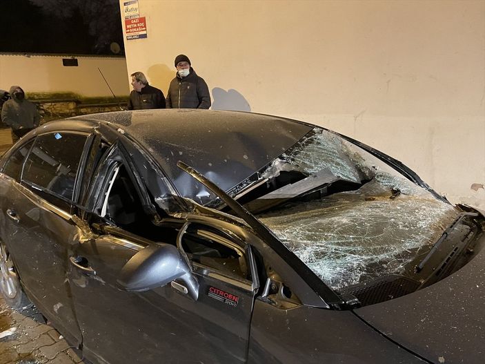 Kırklareli'nde çıkan fırtına çatıları uçurdu