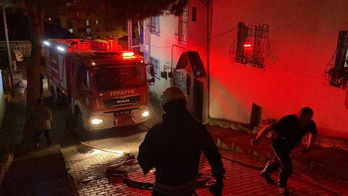 Kocaeli'de bir evde sigara yüzünden yangın çıktı