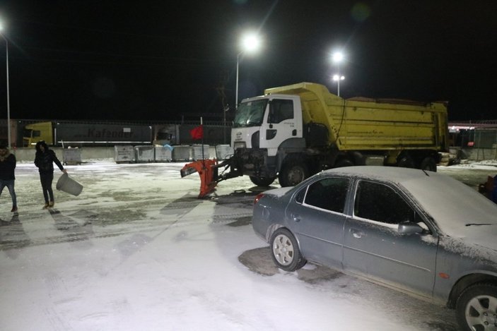 Hamzabeyli'de kötü hava koşulları nedeniyle tırlar zarar gördü