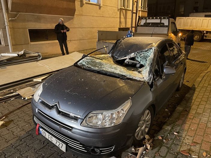 Kırklareli'nde çıkan fırtına çatıları uçurdu