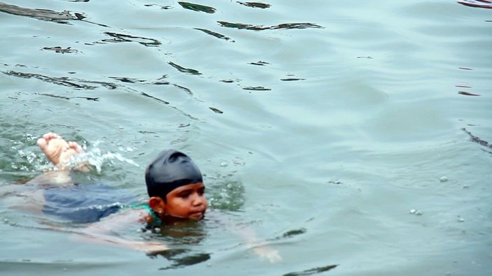 Hindistan'da 7 yaşındaki çocuktan yüzme rekoru