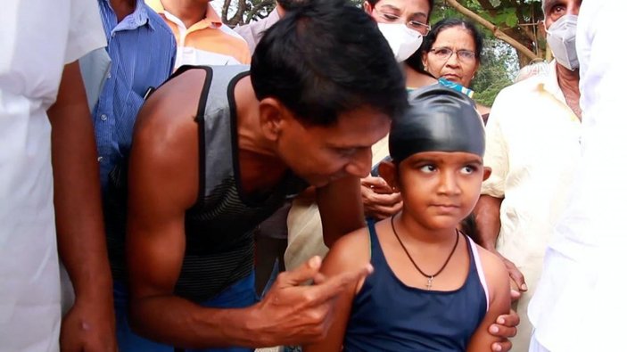 Hindistan'da 7 yaşındaki çocuktan yüzme rekoru