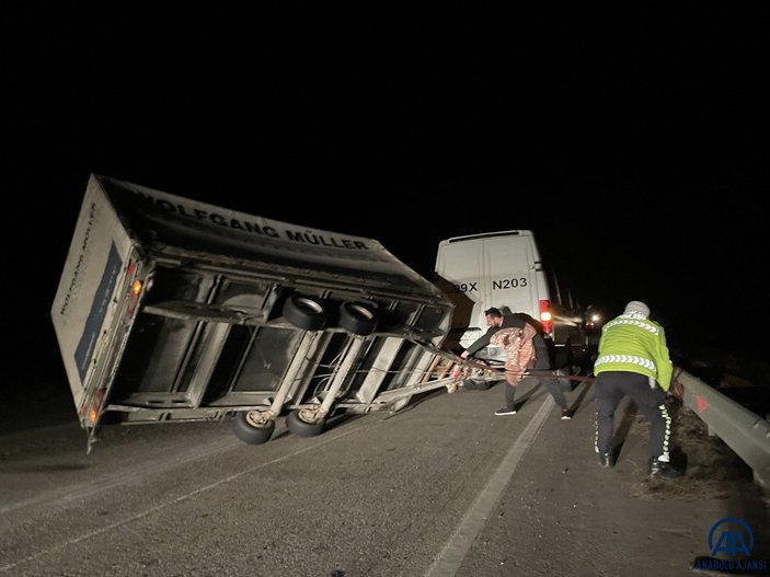 Edirne'de yan yatan römork trafiği aksattı