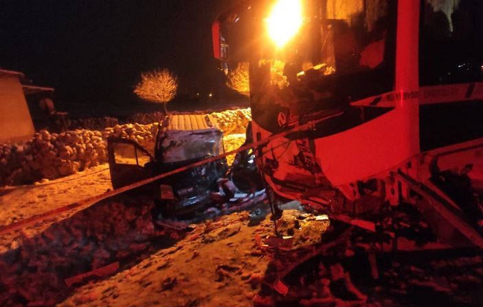 Niğde'de midibüs ile araç çarpıştı: 1 ölü, 2 yaralı