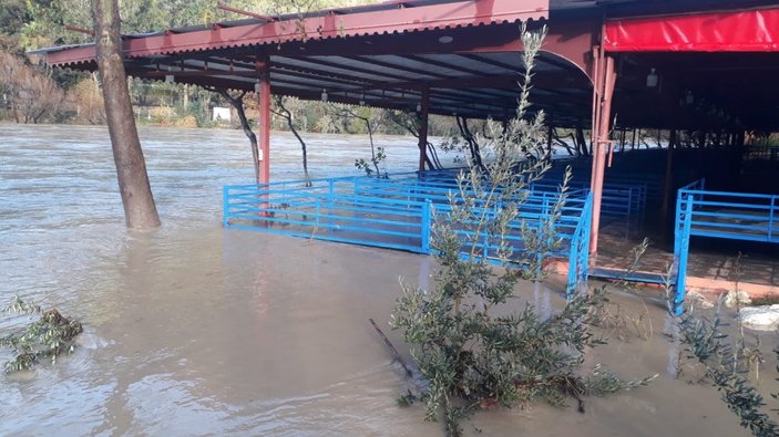 Antalya'da sağanak sonrası restoran sular altında kaldı