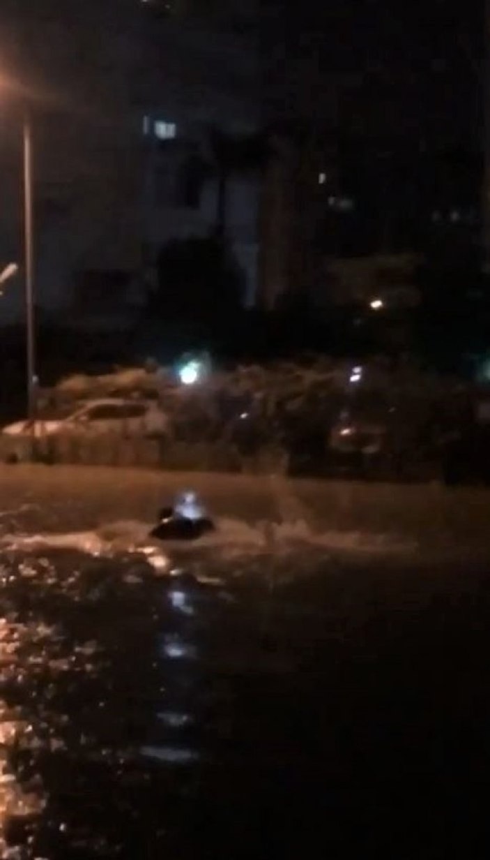 Antalya’da sağanak sonrası biriken suda botuyla yüzdü