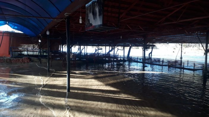 Antalya'da sağanak sonrası restoran sular altında kaldı