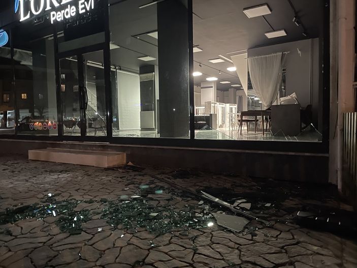 Kırklareli'nde çıkan fırtına çatıları uçurdu
