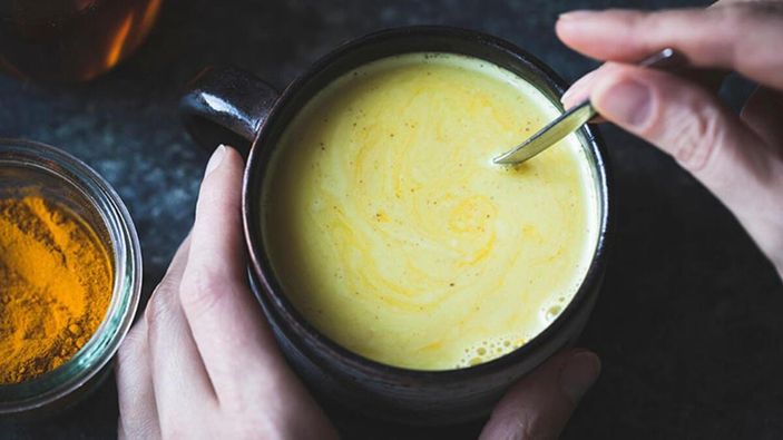 Yatmadan önce zerdeçallı süt içmek için 11 sebep