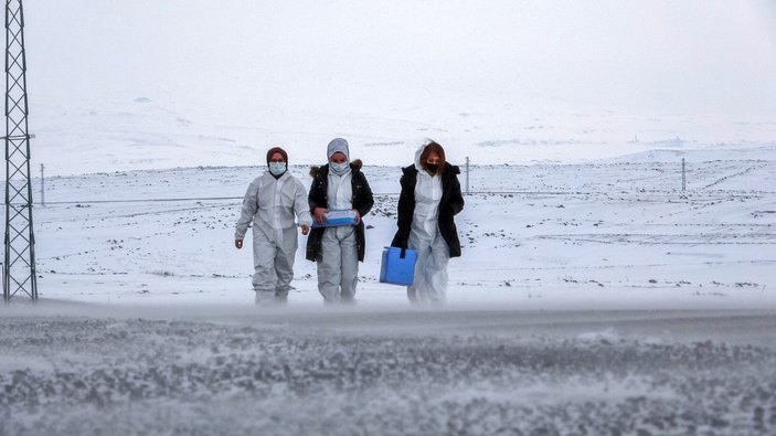 Ardahan'da sağlıkçıların kar, tipi ve fırtınalı aşı mesaisi