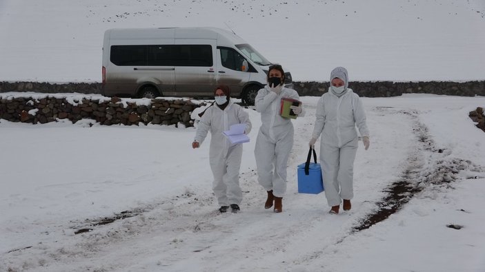 Ardahan'da sağlıkçıların kar, tipi ve fırtınalı aşı mesaisi