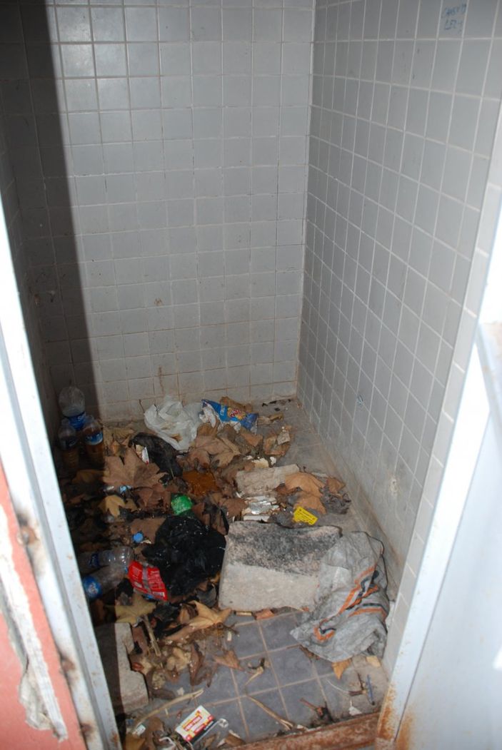 Bornova'da bakım yapılması beklenen tuvalet yıkıldı