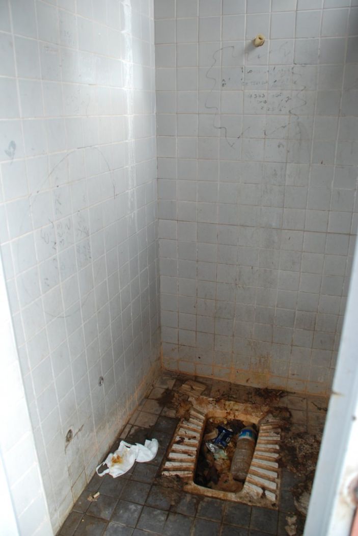 Bornova'da bakım yapılması beklenen tuvalet yıkıldı