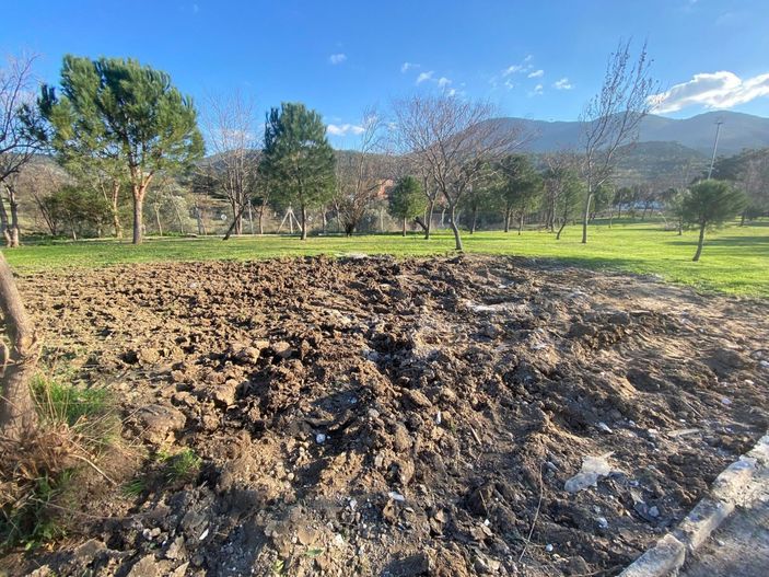 Bornova'da bakım yapılması beklenen tuvalet yıkıldı