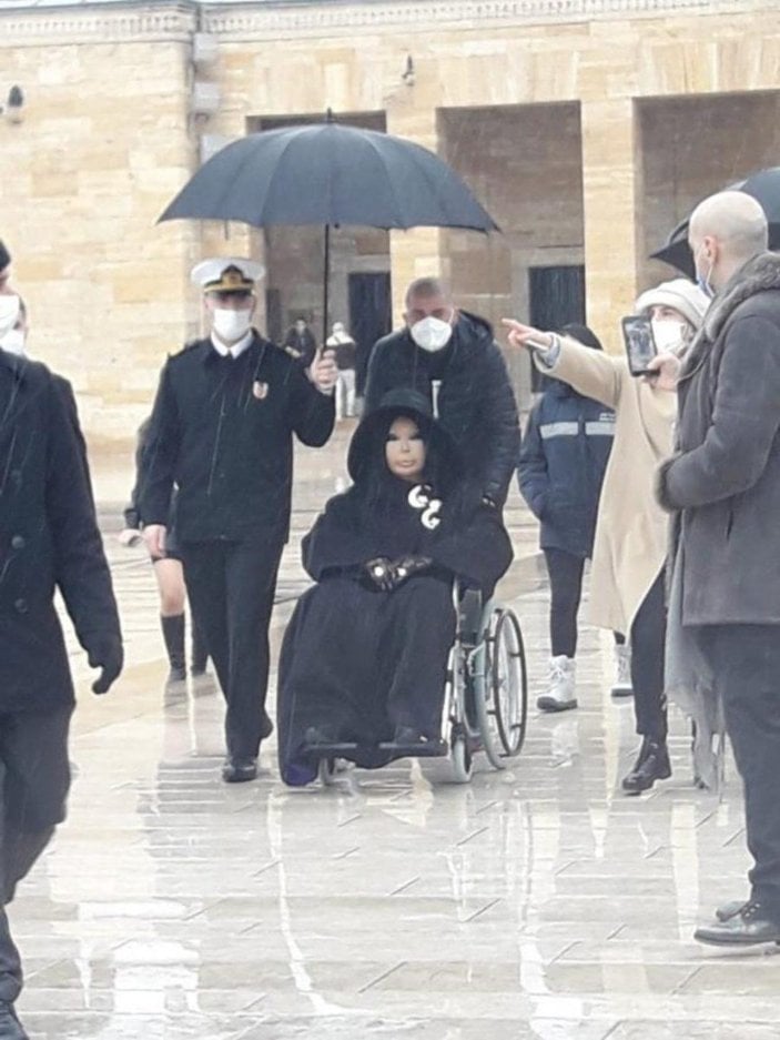 Bülent Ersoy'a şemsiye tutan subay, Hakkari'ye sürüldü