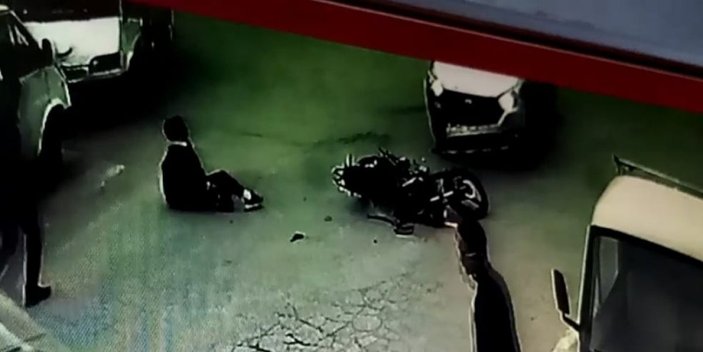 Bursa'da otomobille motosiklet sürücüsünün çarpıştığı kaza kamerada