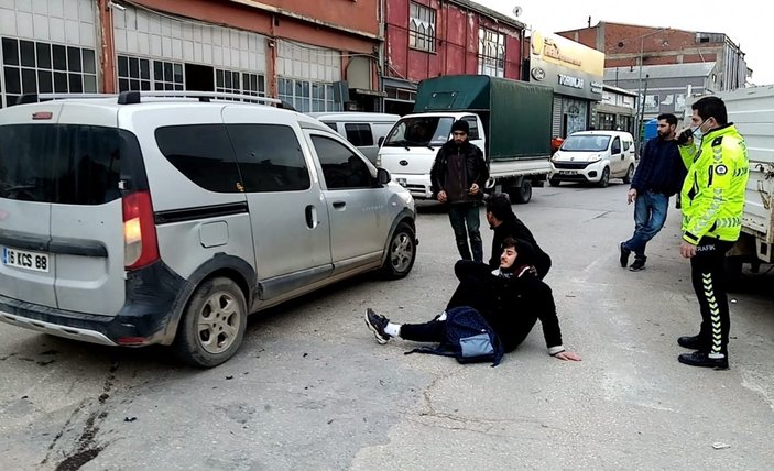 Bursa'da otomobille motosiklet sürücüsünün çarpıştığı kaza kamerada