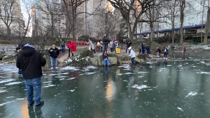 Central Park'taki göl, aşırı soğuk nedeniyle dondu