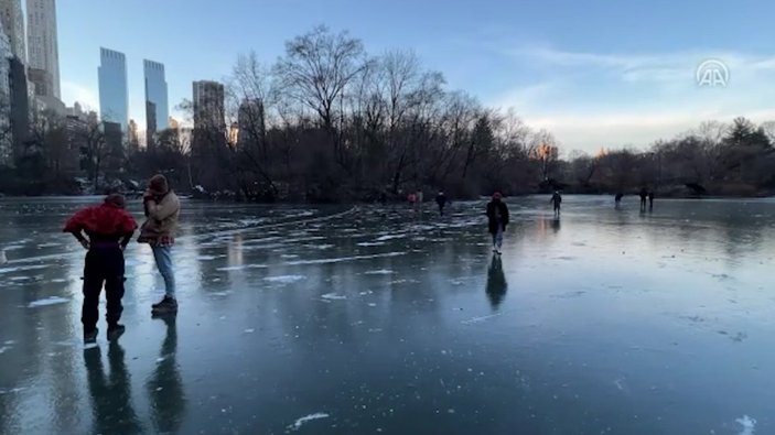 Central Park'taki göl, aşırı soğuk nedeniyle dondu