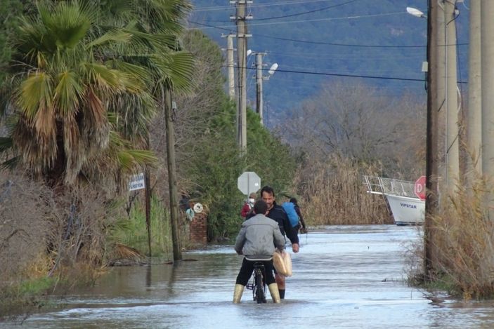 Muğla'da caddeler sular altında kaldı