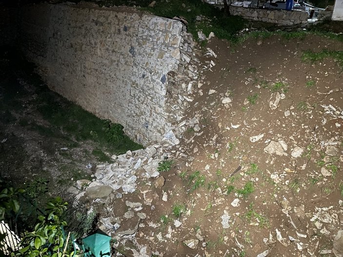 Bodrum'da çöken istinat duvarı sebebiyle iki ev tahliye edildi