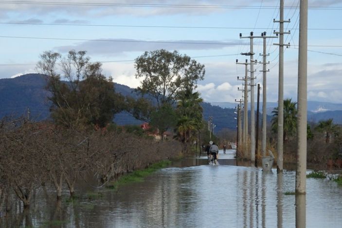 Muğla'da caddeler sular altında kaldı